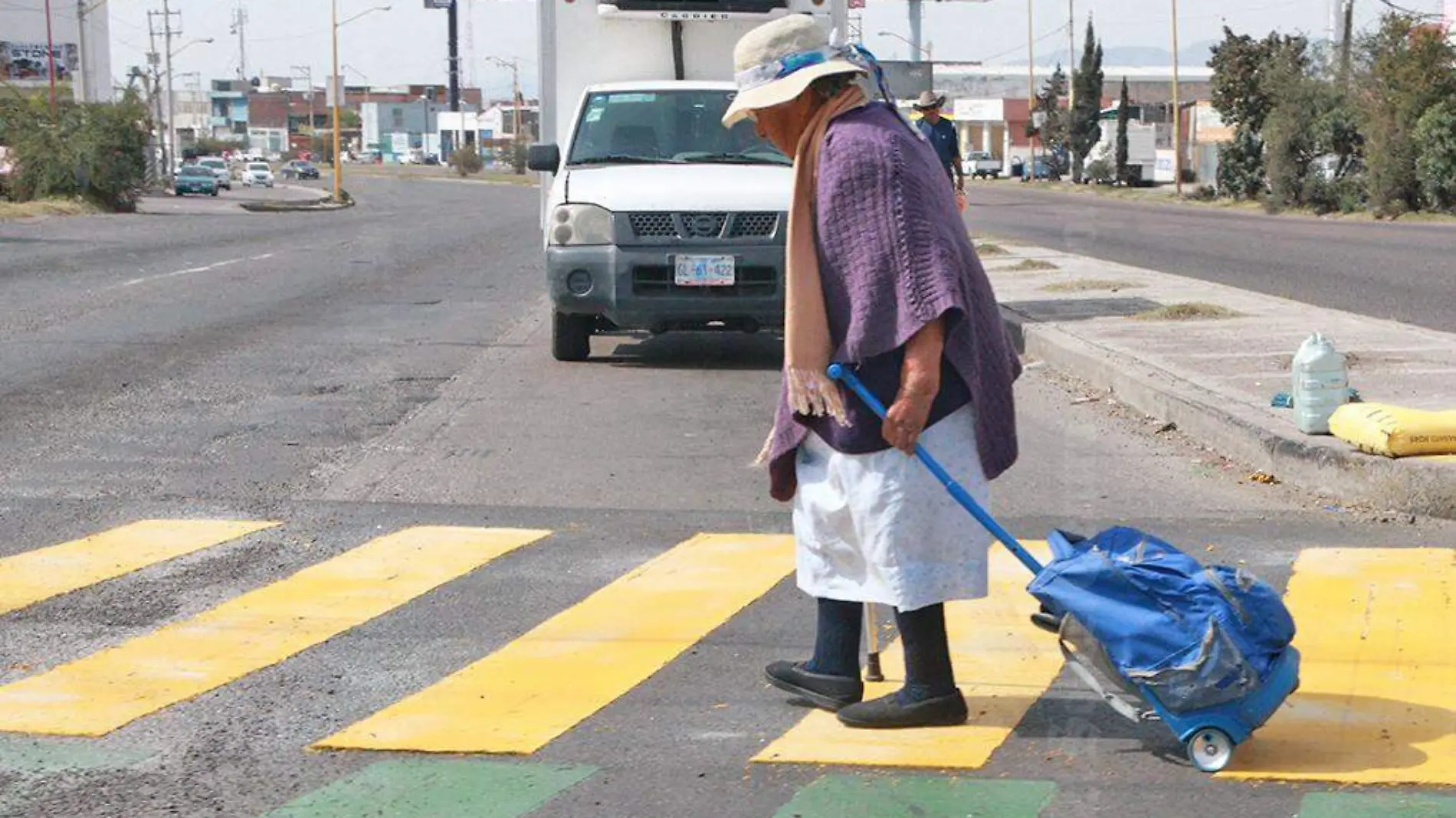 anciana cruza la calle